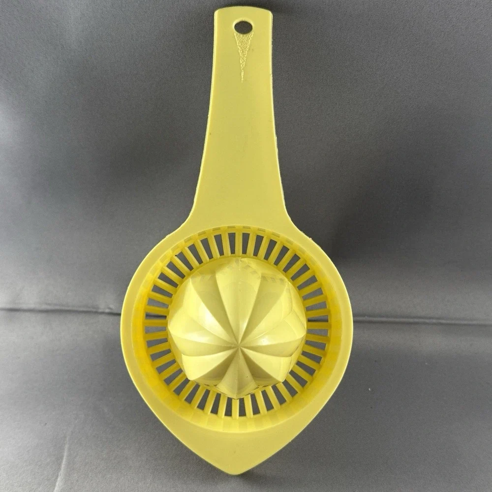 Vintage EKCO USA Yellow Plastic Citrus Juicer Lemon Reamer‎ Mid Century Kitchen